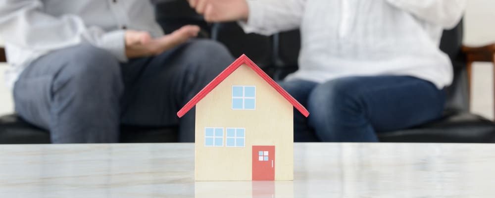 1. 遠方にお住まいのT様が、「兄が実家に住み続けていたものの、話し合いを進めて売却できた事例」